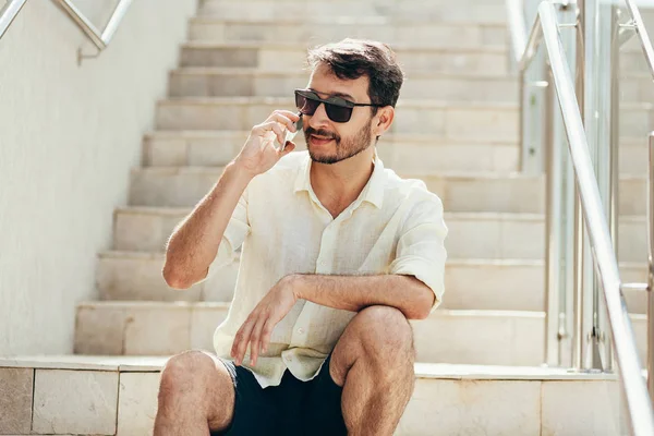 Mężczyzna Siedzący Schodach Podczas Rozmowy Telefon Komórkowy — Zdjęcie stockowe