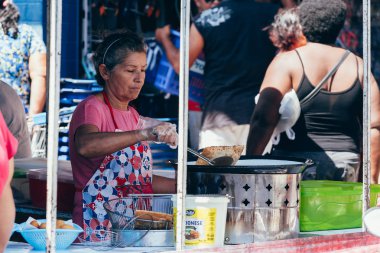 Sao Jose do Egito, Pernambuco, Brezilya - 29 Eylül 2018 - pazarlamacı yerel çiftçilere piyasa Brezilya çalışır