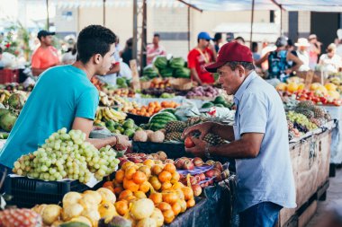 Sao Jose do Egito, Pernambuco, Brezilya - 29 Eylül 2018 - Brezilya yerel çiftçilere piyasa satıcı çalışır