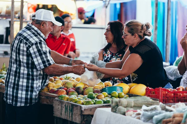 Sao Jose do Egito, Pernambuco, Brezilya - 29 Eylül 2018 - Brezilya yerel çiftçilere piyasa satıcı çalışır