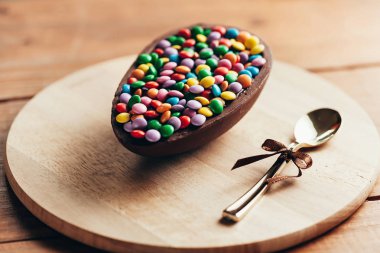 Ahşap zemin üzerine çikolata Paskalya yumurtası. Paskalya kavramı