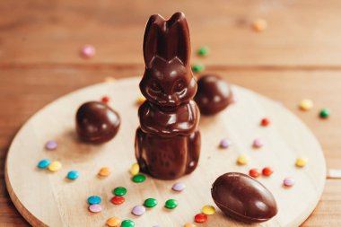 Ahşap arka plan çikolata Paskalya tavşanı. Paskalya kavramı