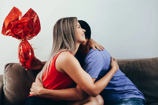 Vriendje Presenteert Zijn Vriendin Met Een Chocolade Paasei — Stockfoto