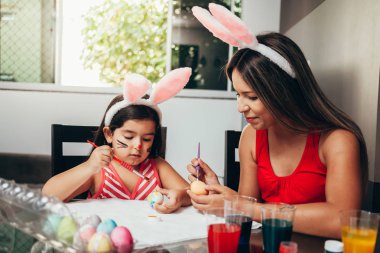 Mutlu Paskalyalar! Bir anne ve kızı Paskalya yumurta boyama. Ha