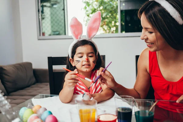 ¡Feliz Pascua! Una madre y su hija pintando huevos de Pascua. Ja. — Foto de Stock