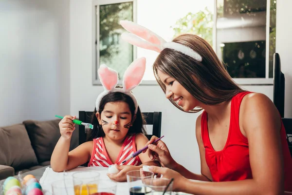 Happy easter! A mother and her daughter painting Easter eggs. Ha — Stock Photo, Image