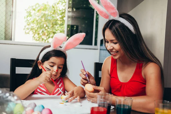 Счастливой Пасхи! Мать с дочерью рисуют пасхальные яйца. Ха — стоковое фото