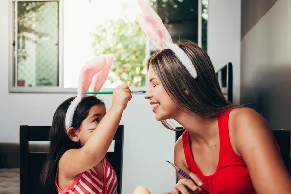 Vrolijk Pasen! Een moeder en haar dochter paaseieren schilderen. Ha — Stockfoto
