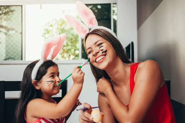 ¡Feliz Pascua! Una madre y su hija pintando huevos de Pascua. Ja. — Foto de Stock