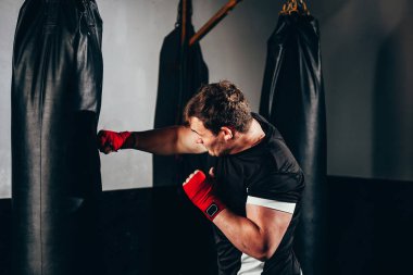 Spor salonunda kum torbası eğitim savaşçı adam