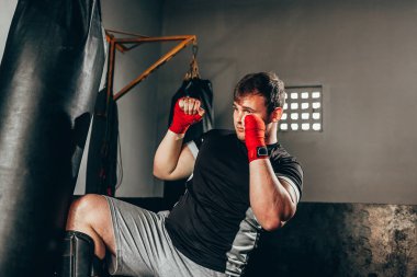 Spor salonunda kum torbası eğitim savaşçı adam