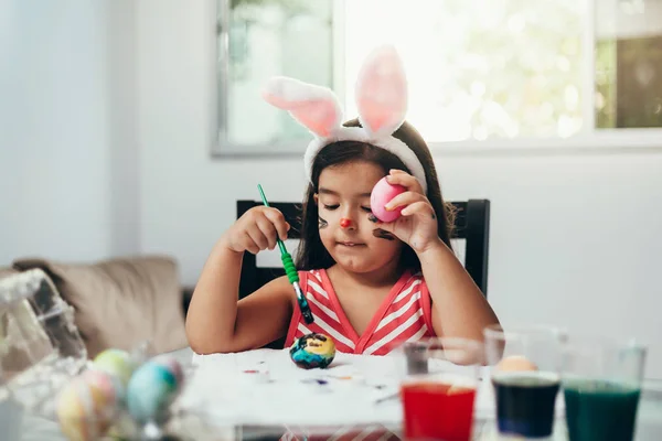 ¡Feliz Pascua! Una hermosa niña pintando huevos de Pascua. Feliz. — Foto de Stock