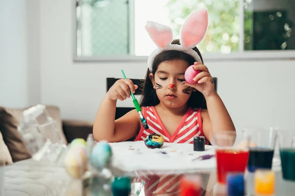 Happy easter! A beautiful child girl painting Easter eggs. Happy — Stock Photo, Image