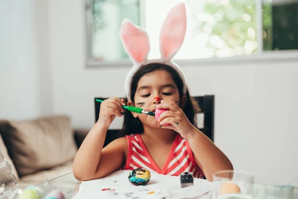 Feliz Páscoa! Uma menina bonita pintando ovos de Páscoa. Feliz. — Fotografia de Stock