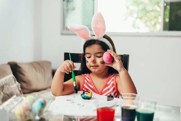 Happy easter! A beautiful child girl painting Easter eggs. Happy — Stock Photo, Image