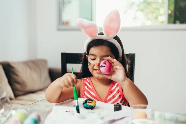 Happy easter! A beautiful child girl painting Easter eggs. Happy — Stock Photo, Image
