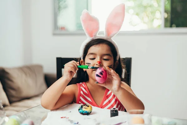 ¡Feliz Pascua! Una hermosa niña pintando huevos de Pascua. Feliz. — Foto de Stock
