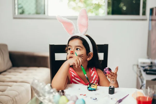 Happy easter! A beautiful child girl painting Easter eggs. Happy — Stock Photo, Image