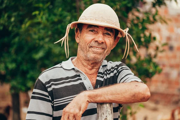 Portret van Braziliaanse noordoosten cowboy met zijn typische leren hoed. — Stockfoto