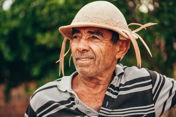 Portrait of Brazilian Northeastern cowboy wearing his typical le — Stock Photo, Image