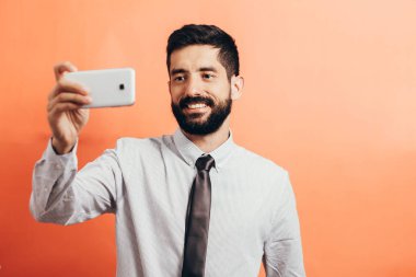 Onun cep telefonu video çağrı genç iş adamı portresi