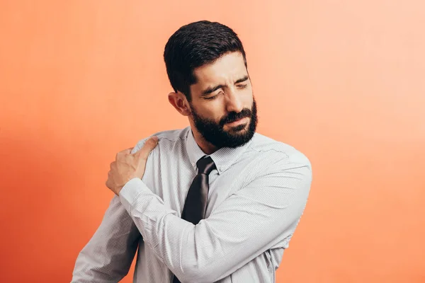 Retrato de un joven hombre de negocios que sufre de dolor de hombro —  Fotos de Stock