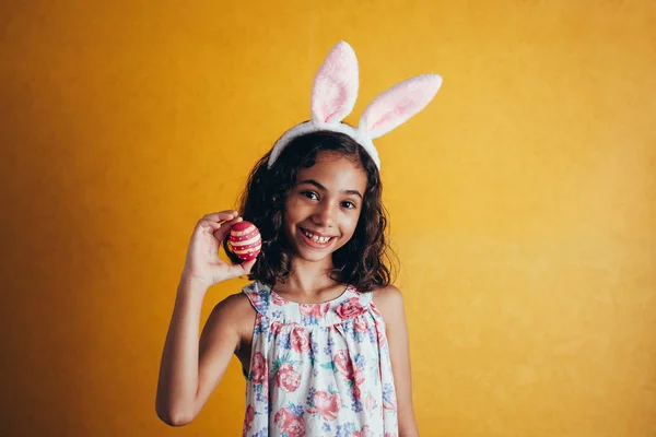 Uma menina feliz mostrando ovos de páscoa decorados — Fotografia de Stock