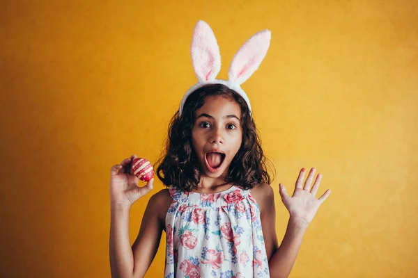 Una chica feliz mostrando huevos de Pascua decorados — Foto de Stock