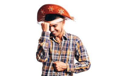 Brezilyalı adam Festa Junina için geleneksel giysiler giyiyor - Haziran festivali - beyaz arka plan izole dans