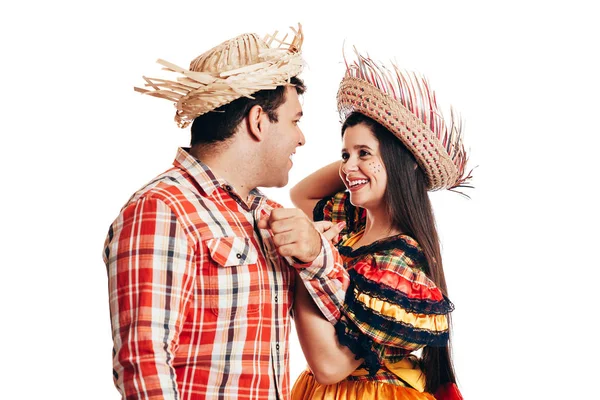 Casal brasileiro vestindo roupas tradicionais para Festa Junina - Festival de junho - dançando isolado em fundo branco — Fotografia de Stock