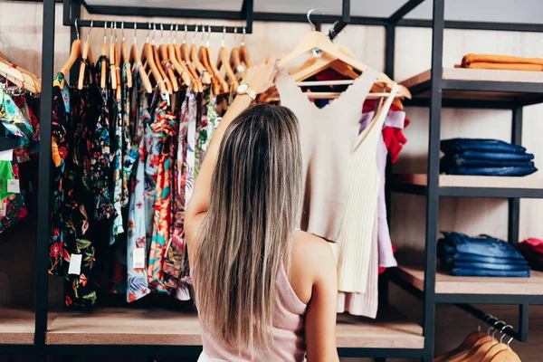 Wanita muda belanja di toko pakaian — Stok Foto