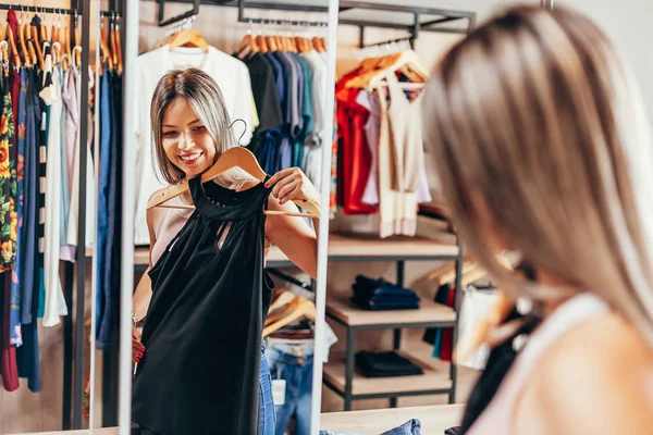 Wanita muda belanja di toko pakaian — Stok Foto