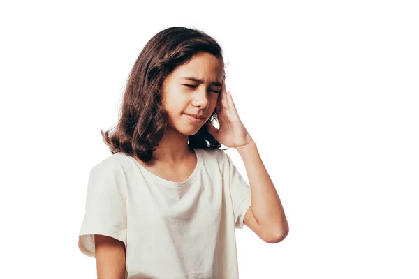 Retrato de una niña molesta que sufre de un dolor de cabeza aislado sobre fondo blanco — Foto de Stock