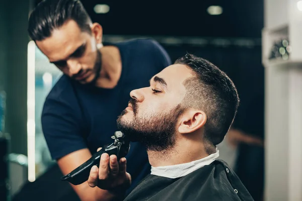 Client during beard and hair grooming in barber shop — Stock Photo, Image