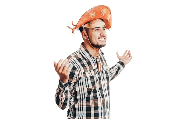 Braziliaanse man draagt traditionele kleren voor Festa Junina-June Festival-geïsoleerd op witte achtergrond — Stockfoto