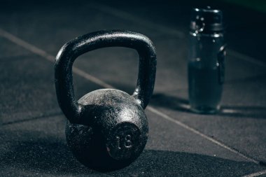 Gri zemin üzerine siyah ağır kettlebell halter