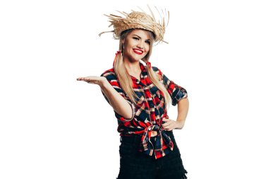 Brezilyalı kadın Festa Junina için tipik giysiler giyiyor - J