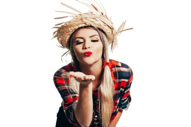 Brezilyalı kadın Festa Junina için tipik giysiler giyiyor - J