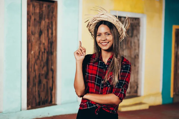 Donna brasiliana che indossa abiti tipici per la Festa Junina - J — Foto Stock