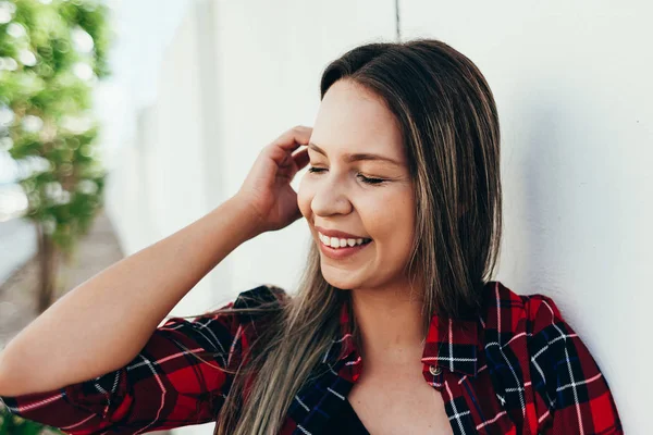 Portret van een mooie jonge vrouw in de stad — Stockfoto