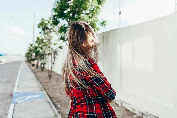 Ritratto di bella giovane donna in città — Foto Stock