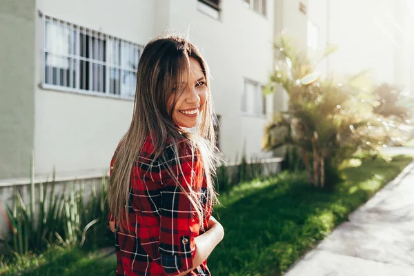 Portret van een mooie jonge vrouw in de stad — Stockfoto