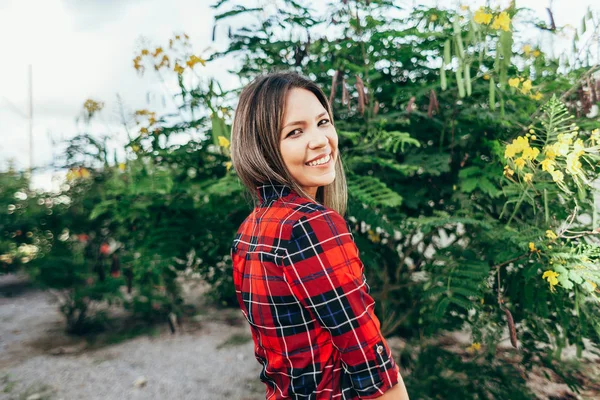 Portret van een mooie jonge vrouw in de stad — Stockfoto