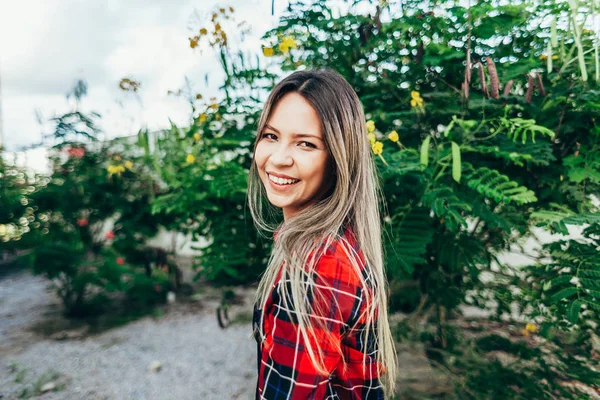 Porträtt av vacker ung kvinna i staden — Stockfoto