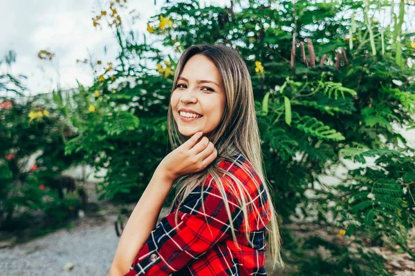 Ritratto di bella giovane donna in città — Foto Stock