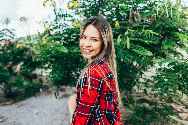 Retrato de una hermosa joven en la ciudad —  Fotos de Stock