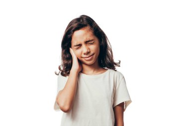 Çocuk bir boğaz kulak vardır. küçük kız otitis acı