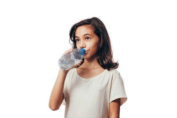 Chica Agua Potable. Retrato de linda niña bebiendo agua sobre fondo blanco — Foto de Stock