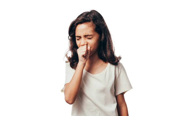 Linda niña está tosiendo, sobre fondo blanco — Foto de Stock