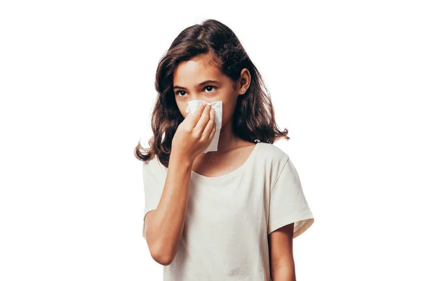 Ένα άρρωστο κοριτσάκι να φυσάει τη μύτη της και να το καλύπτει με μαντήλι. — Φωτογραφία Αρχείου